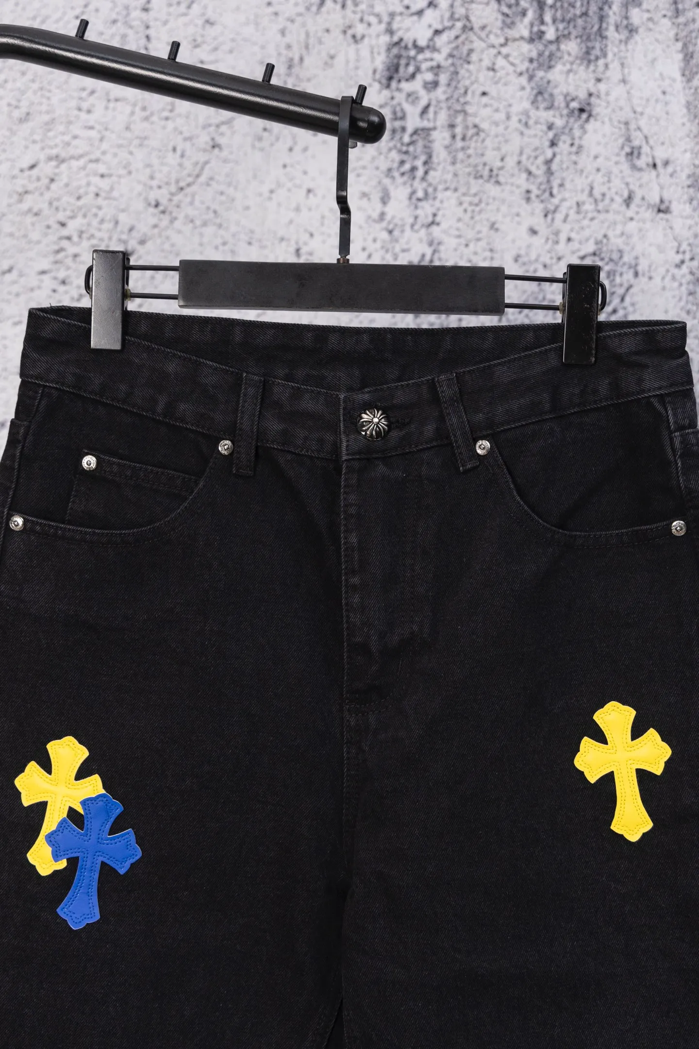 P240 CH Chromehearts limited edition yellow and blue cross patchwork leather black jeans, priced at 34W level, patchwork cross pattern embellishment, washed jeans! ! An absolutely high-end luxury product, a 1.9W-level god-level single product, a super popular product, made by top heavy industry, a magic weapon that cannot be missed! [About Zangyin] This is an extremely luxurious fashion brand that can also be called the aristocracy of the high street. It has always been an exclusive brand for some hipsters or rich second generations. Compared with ordinary high streets, it is more luxurious and noble. Compared with luxury brands, it is more fashionable and individual. It has always been a brand that I have a special liking for. [Top heavy industry fashion design] Consistently high-street luxury style. Speaking of this style, the Zangyin family and GU family are definitely the leading representative brands. Especially the Zangyin family has really achieved a state-of-the-art effect in creating high-street style. The unique washed material is used to create this style. The color system is already quite eye-catching. After it is decorated with patchwork cross flowers, it cleverly highlights the charm of the brand. Secondly, this style uses classic The high-waist cutting design highlights the long legs and fashionable temperament of the upper body. The brand is highly recognizable and the slim fit configuration is more suitable for daily wear. It is a product that interprets personality, fashion, and specifications at a glance. This single product is enough to make any fan excited. It can be a white T-shirt for a youthful college style, or a tight suspender for a royal style. It has strong matching ability and can be easily controlled by men.  [Materials and craftsmanship] Needless to say, this point goes without saying. As an excellent craftsman brand, Zangyin’s requirements for details and craftsmanship are really perfect. The washed color of this model has gone through so many processes, not to mention the embellishment of denim appliques. It is also purely hand-made and sewn. Just like what they believe in, only hand-made things have soul and have the meaning of wear. A top-notch heavy-duty fashionable denim item, I look forward to your perfect interpretation! !  Color: Black Size: 28-36